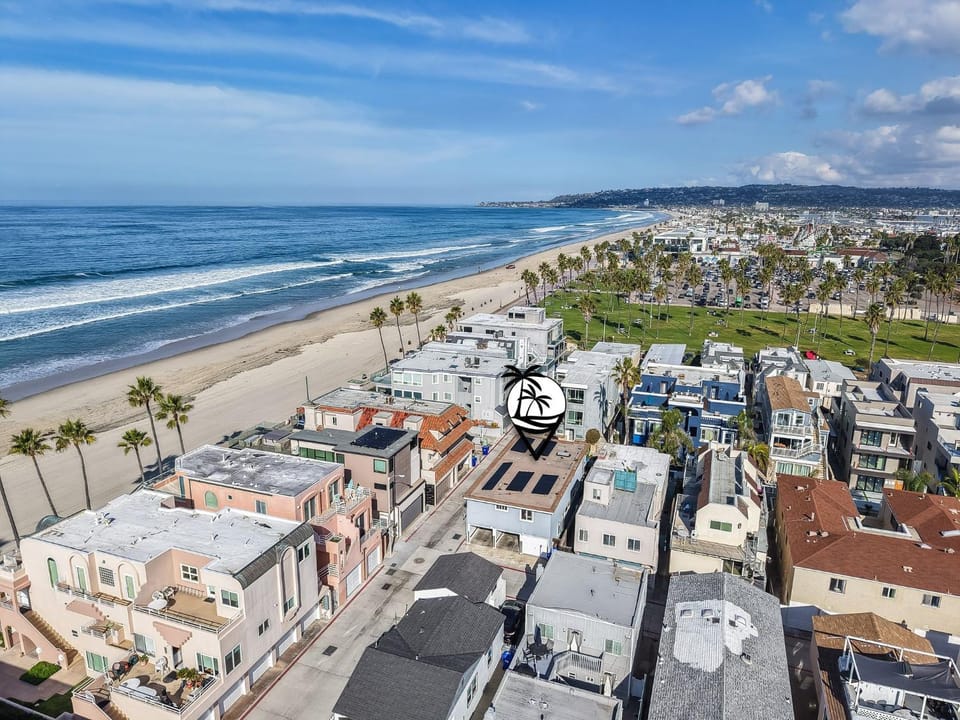 Oceanview Mission Beach Compound, Balcony, Patio, Fire Pit, BBQ, Steps to Sand House in Mission Beach