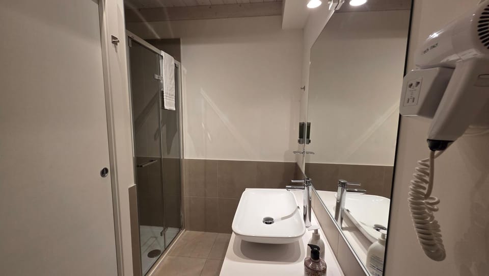 Shower, Toilet, Bathroom, heating, towels