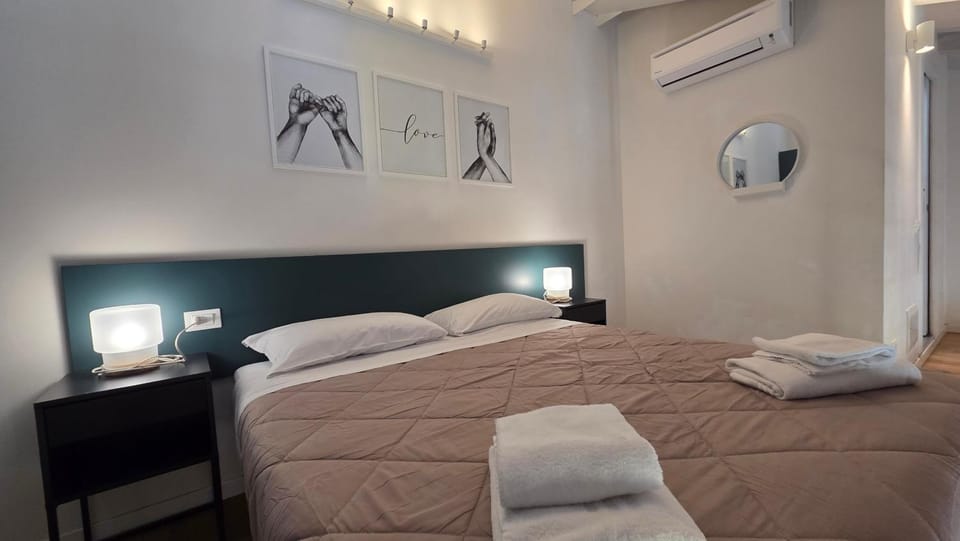 Bed, Photo of the whole room, Bedroom, towels, air conditioner