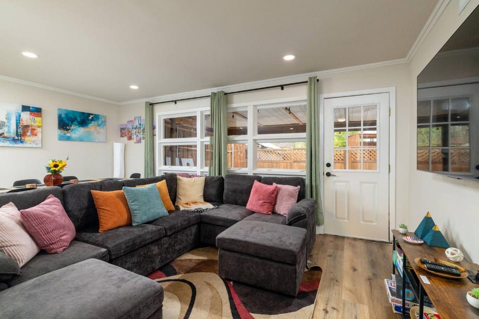 TV and multimedia, Living room, Photo of the whole room, Seating area