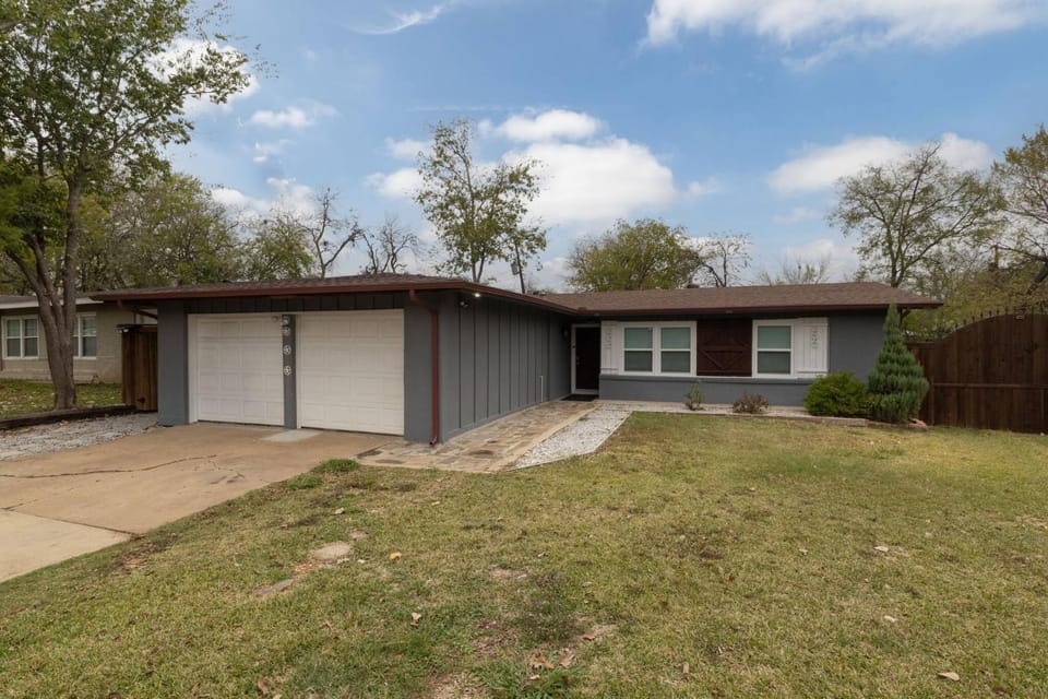 Property building, Facade/entrance, Neighbourhood, Garden, Quiet street view, Parking