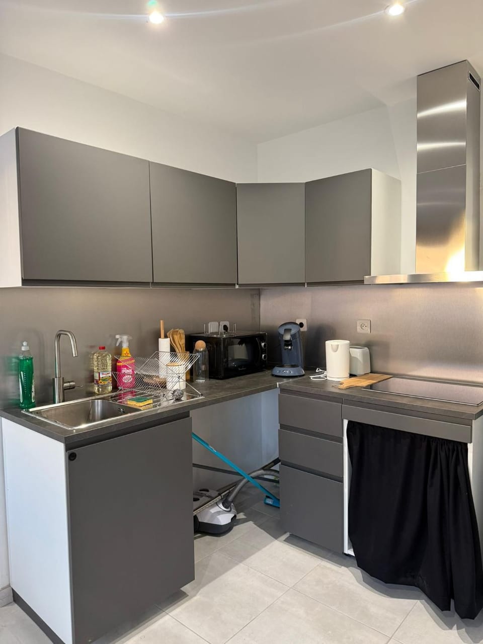 Coffee/tea facilities, Kitchen or kitchenette, stove, toaster