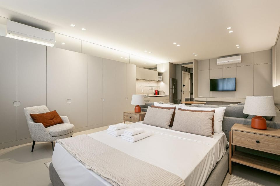 Bed, TV and multimedia, Kitchen or kitchenette, Photo of the whole room, Bedroom, wardrobe, air conditioner