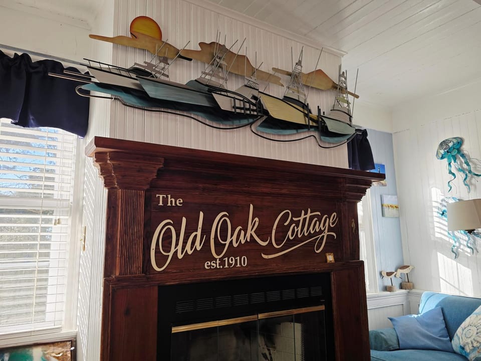 Historic Old Oak Cottage-Great water views! House in Harkers Island