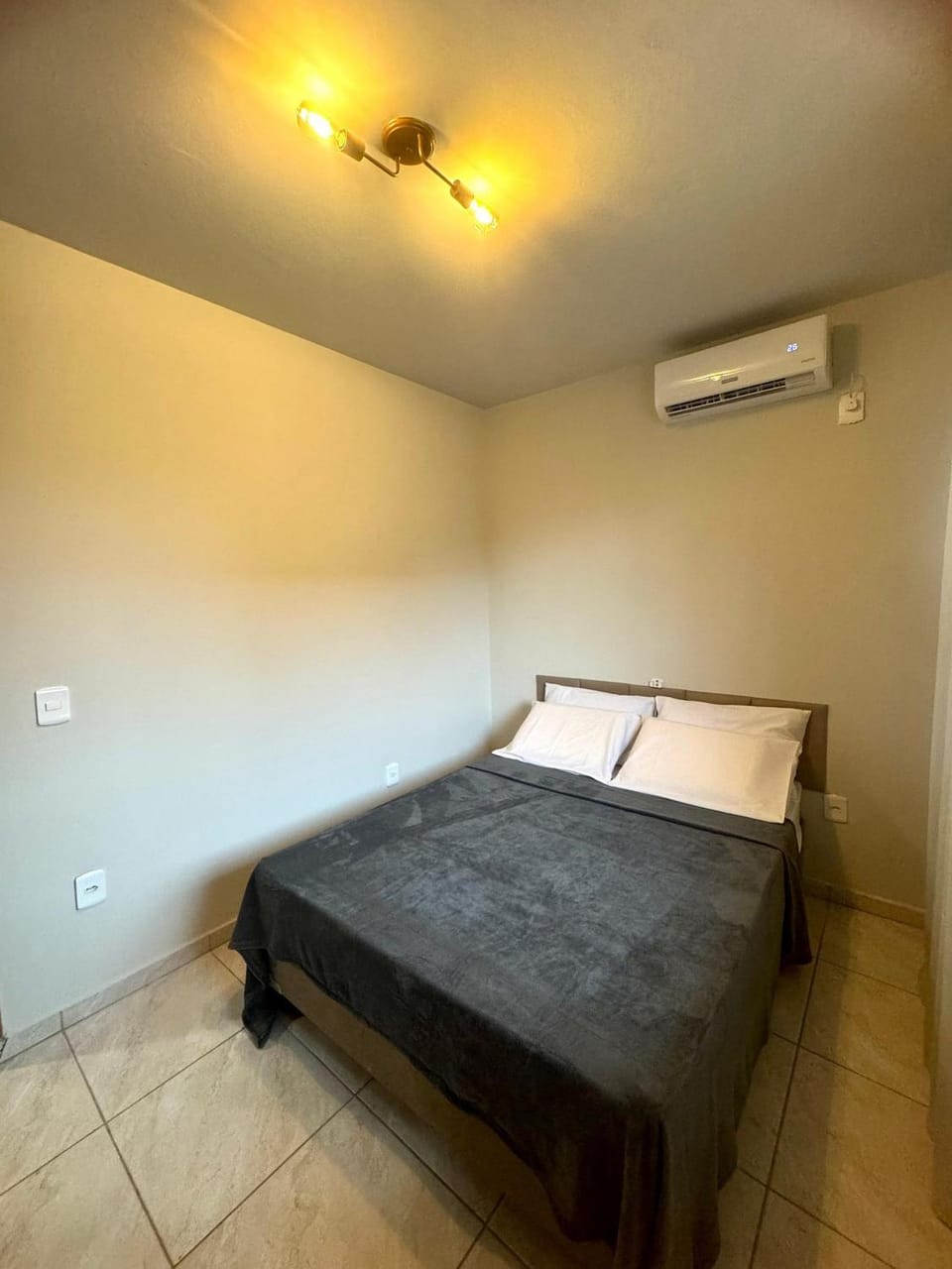 Bed, Photo of the whole room, Bedroom, air conditioner