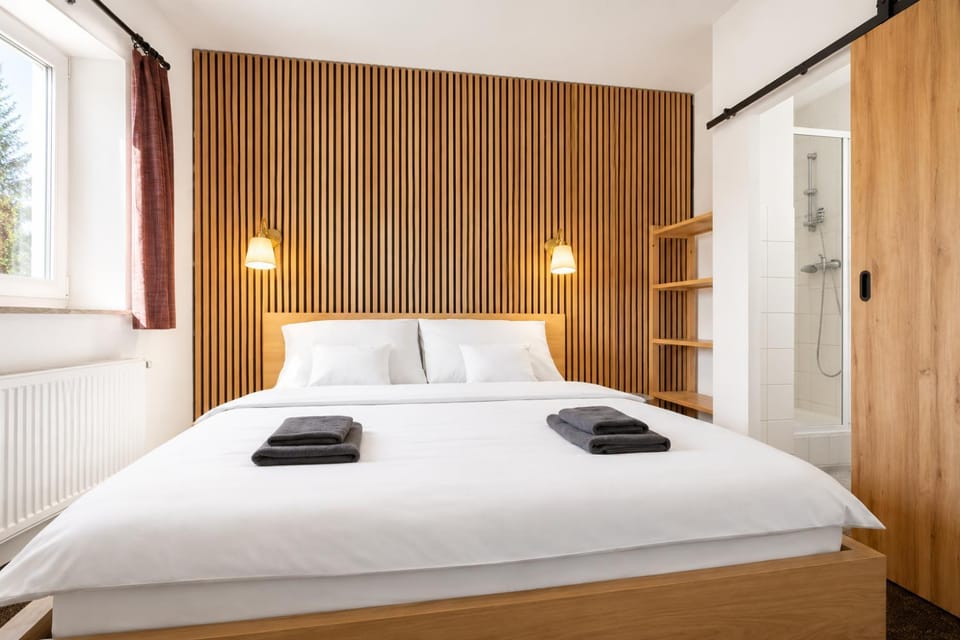 Bed, Bathroom, Photo of the whole room, Bedroom, towels