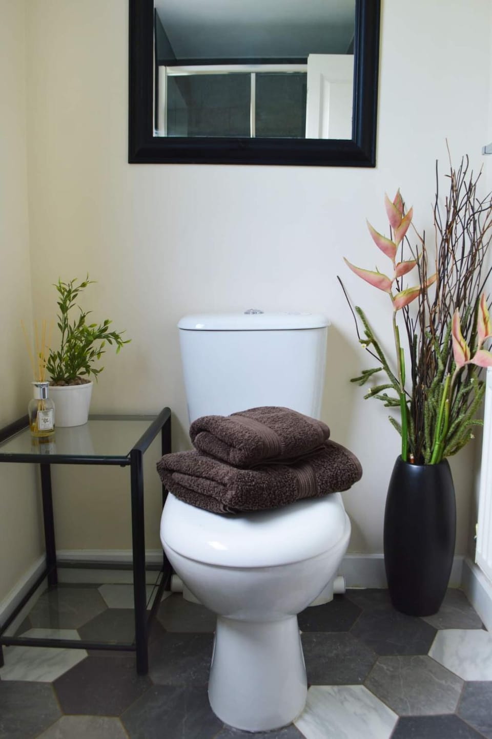 Ensuite Room near Hanley City Centre Non-Smoking & Vape-Free guests only Free WiFi Vacation rental in Stoke-on-Trent