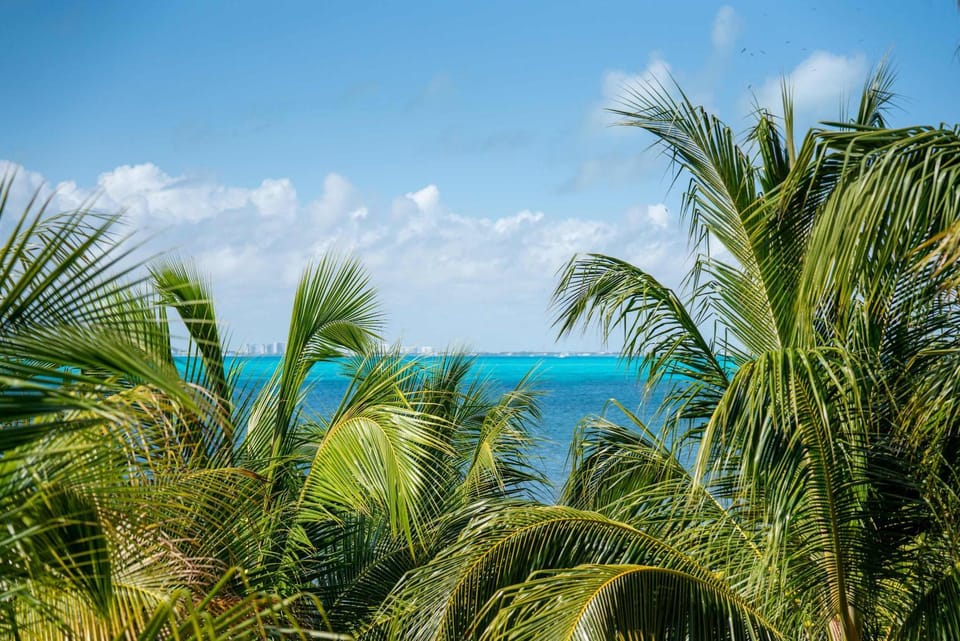 Caribbean Vibes - 4BR - Beachfront Pool & Relax Apartment in Isla Mujeres