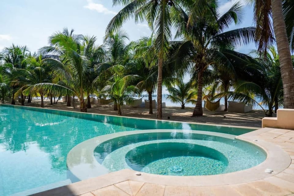 Caribbean Vibes - 4BR - Beachfront Pool & Relax Apartment in Isla Mujeres