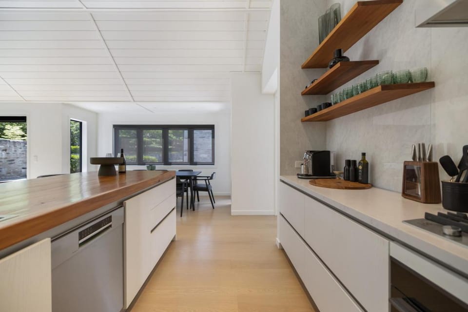 Coffee/tea facilities, Kitchen or kitchenette, dishwasher, oven, stove, toaster