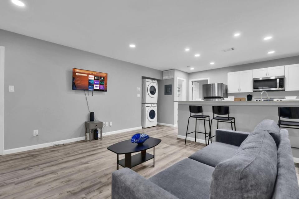 Bright 1BR Condo close to Food and Entertainment Apartment in Arlington
