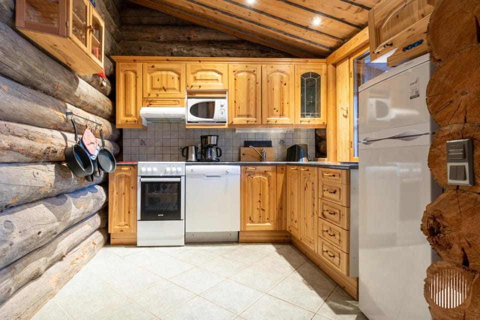 Coffee/tea facilities, Kitchen or kitchenette, dishwasher, microwave, oven, stove