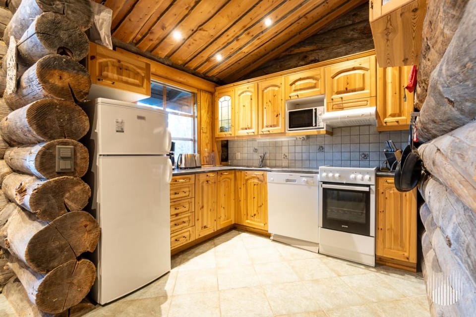 Kitchen or kitchenette, Photo of the whole room, dishwasher, microwave, oven, stove