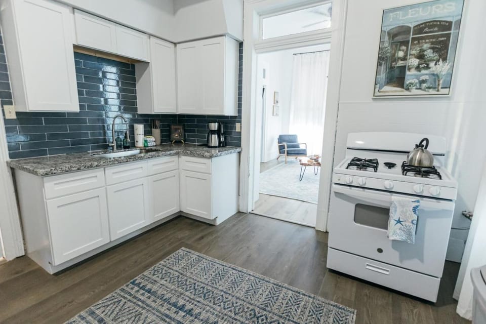 Downtown Delight Close to Strand and Cruise Terminals House in Texas City