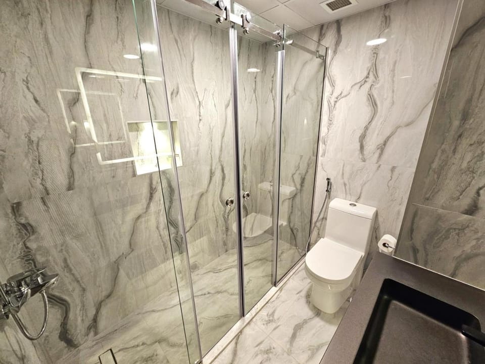 Shower, Toilet