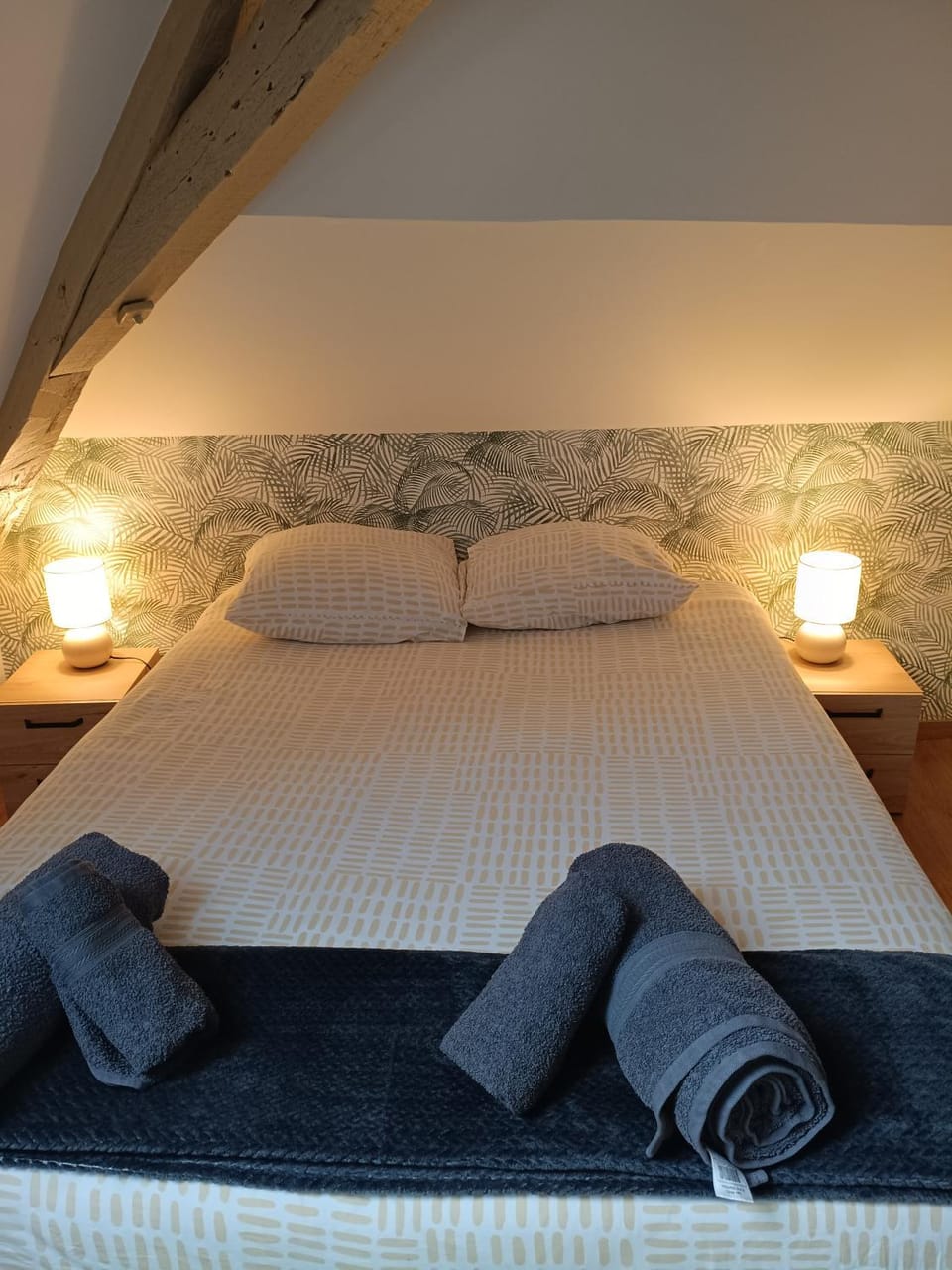 Bed, Photo of the whole room, Bedroom, towels