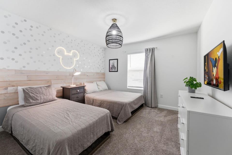 Chic 4BR Disney Retreat with Pool Mickey Rooms House in Kissimmee
