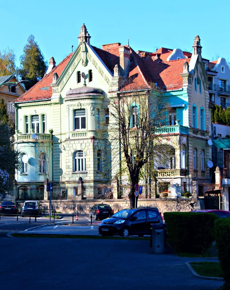 Property building, Day, Neighbourhood, Street view, Location, Parking