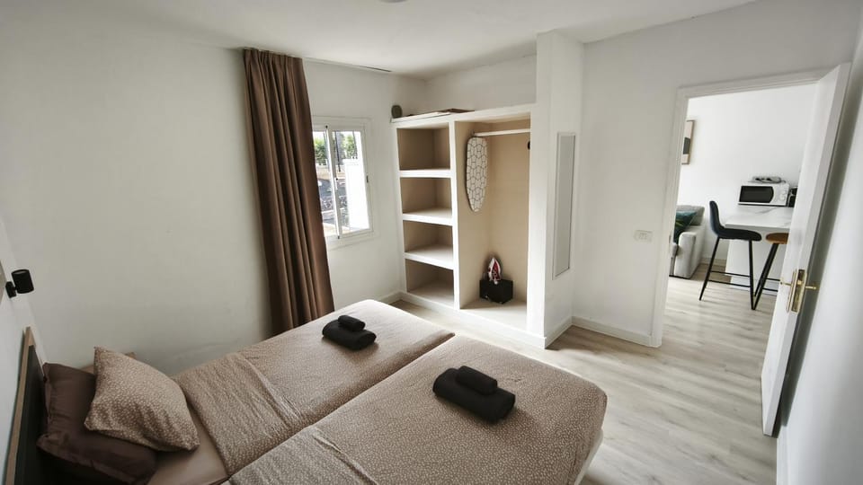 Bed, Living room, Bedroom, towels