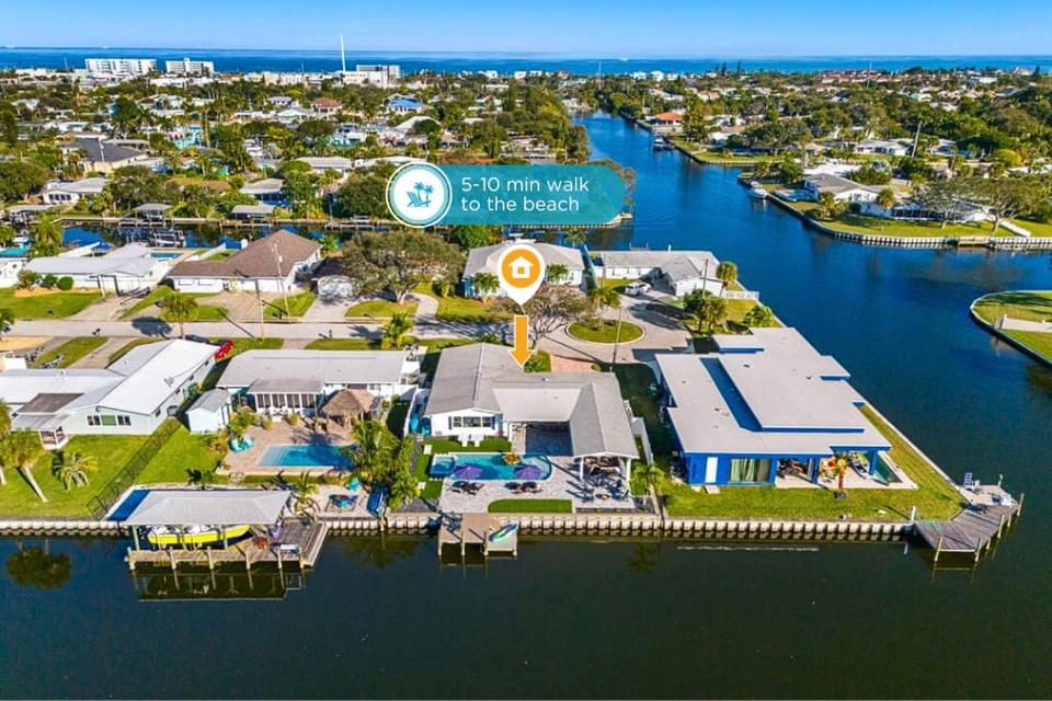 Property building, Nearby landmark, Day, Neighbourhood, Bird's eye view, River view, Street view, Location