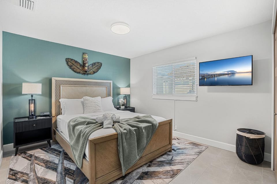Bed, TV and multimedia, Photo of the whole room, Bedroom, towels