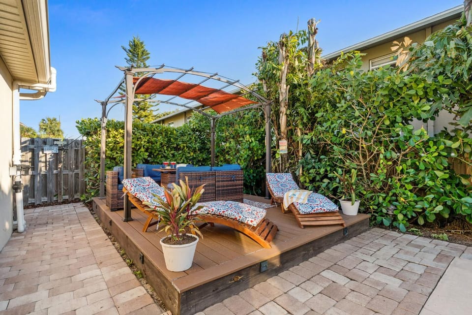 Patio, Day, Garden, Garden, Balcony/Terrace, Dining area, Garden view, sunbed