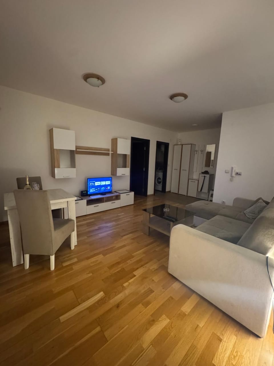 TV and multimedia, Living room, Seating area, Evening entertainment