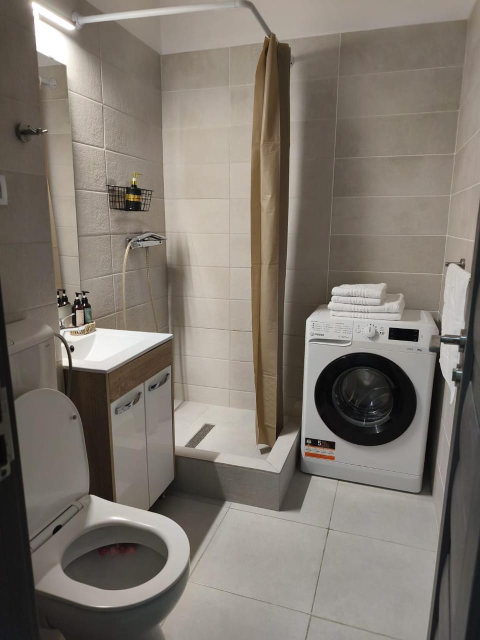 Shower, Toilet, Bathroom, towels, washing machine