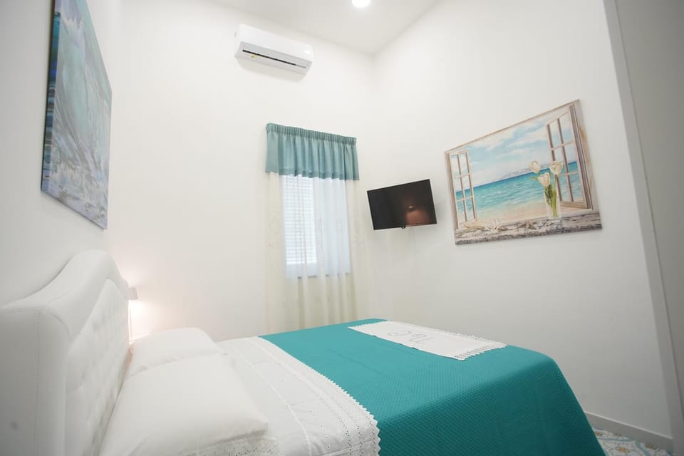 Bedroom, air conditioner