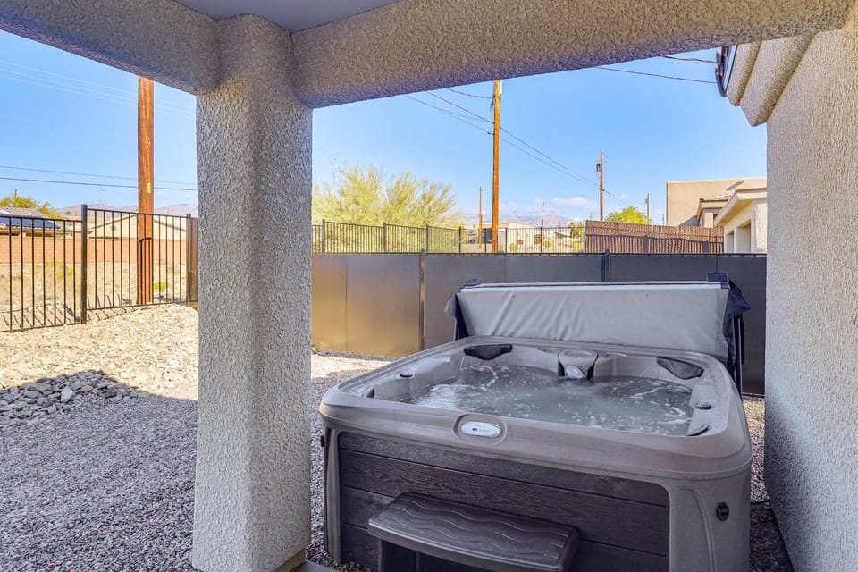 4 Mi to Lake Havasu State Park! Retreat w/ Hot Tub House in Lake Havasu City