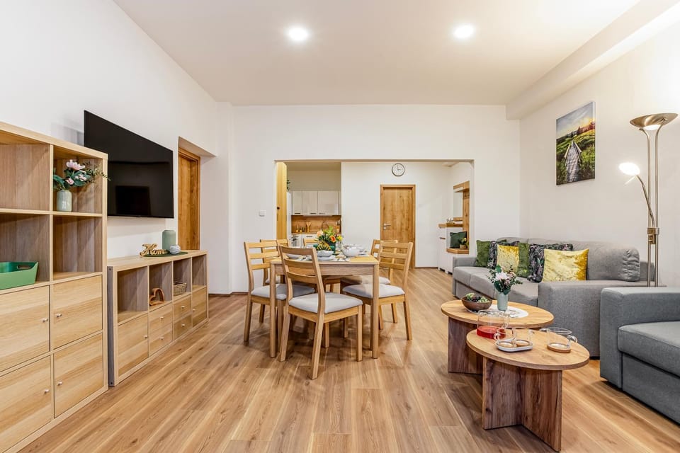 TV and multimedia, Living room, Seating area, Dining area