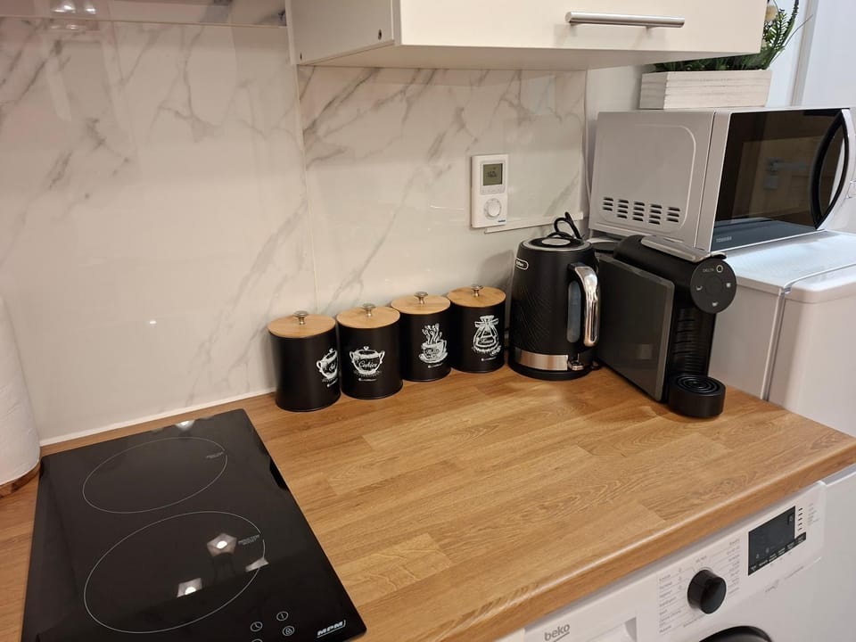 Coffee/tea facilities, Kitchen or kitchenette, stove