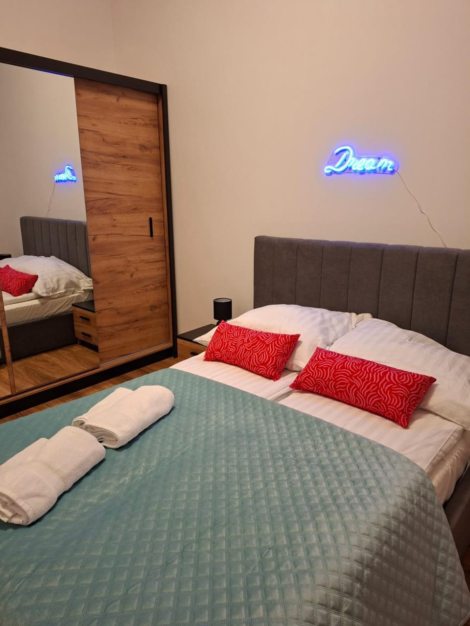 Bed, Bedroom, towels