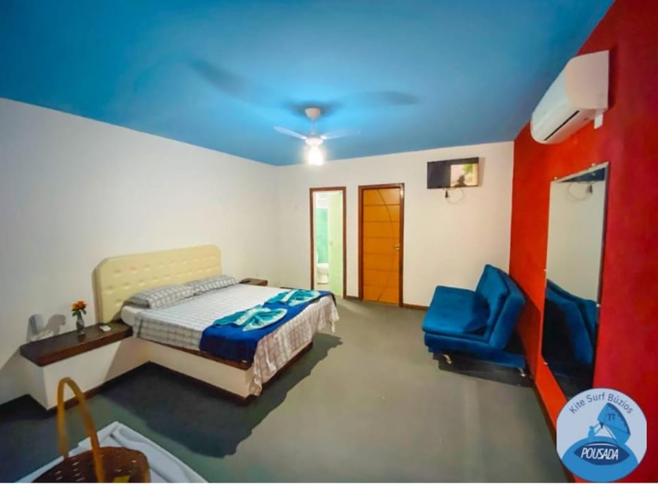 Bed, TV and multimedia, Photo of the whole room, Bedroom, towels, air conditioner