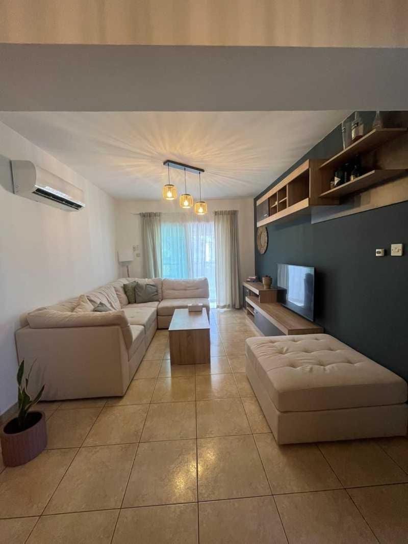 TV and multimedia, Living room, Photo of the whole room, Seating area, air conditioner