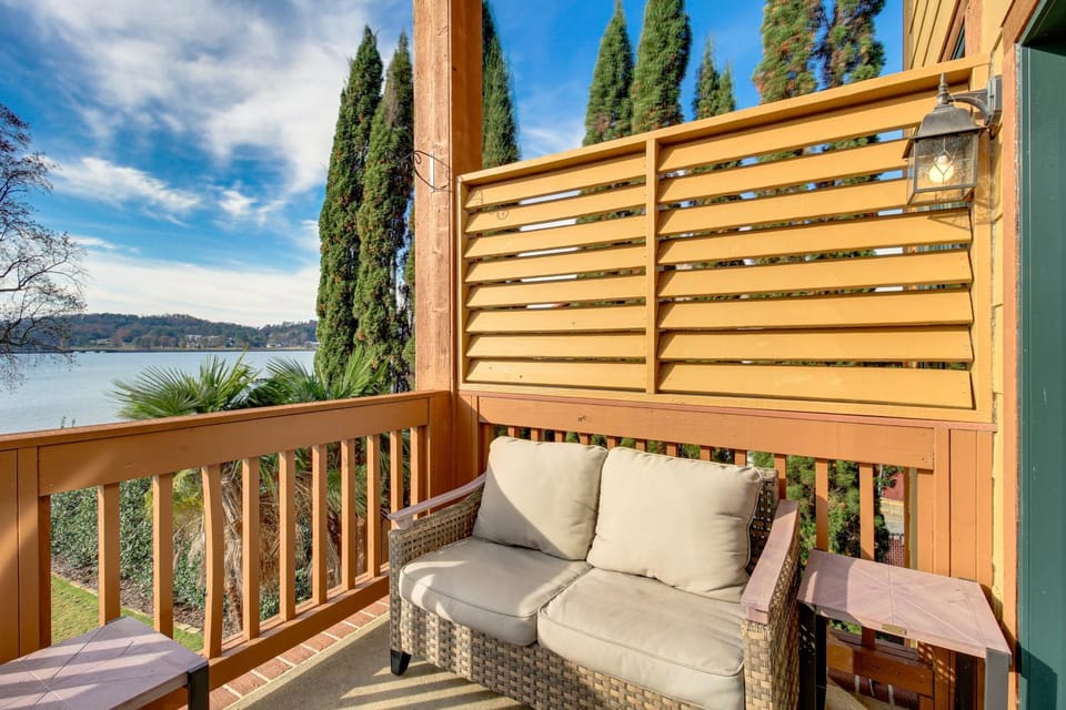 Lakefront Condo 3 Mi to Historic Guntersville! House in Guntersville Lake