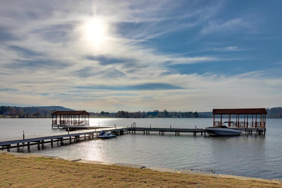 Lakefront Condo 3 Mi to Historic Guntersville! House in Guntersville Lake