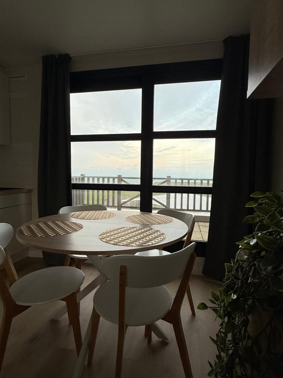 Natural landscape, Balcony/Terrace, Living room, Seating area, Dining area