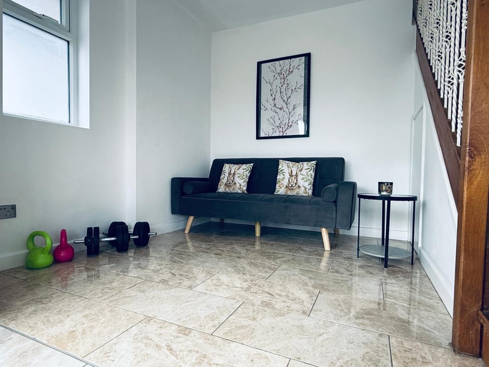 Near Station - Spacious 4-Bed Home with Parking Apartment in London