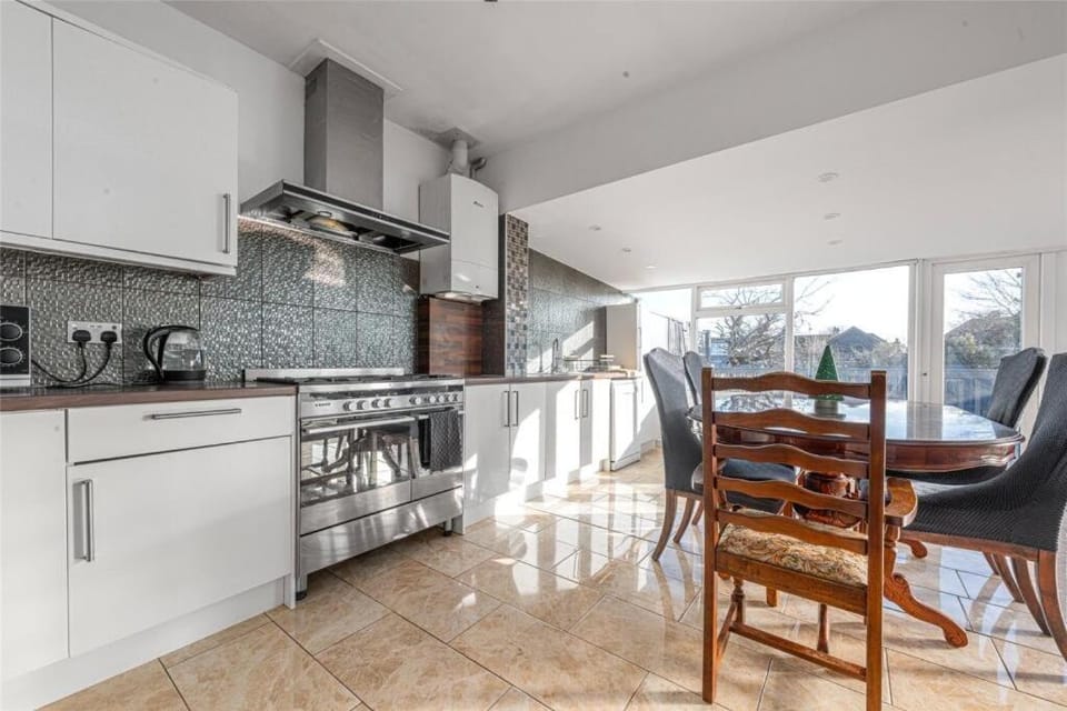 Near Station - Spacious 4-Bed Home with Parking Apartment in London