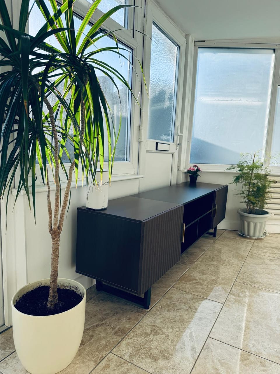 Near Station - Spacious 4-Bed Home with Parking Apartment in London