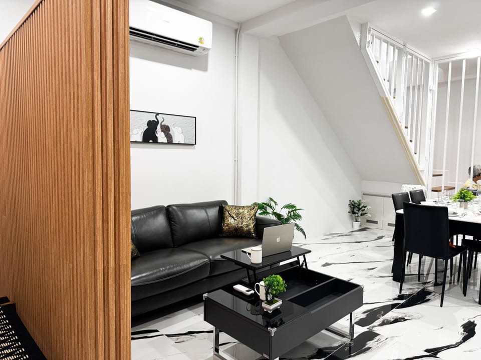 Living room, Seating area, Dining area, air conditioner