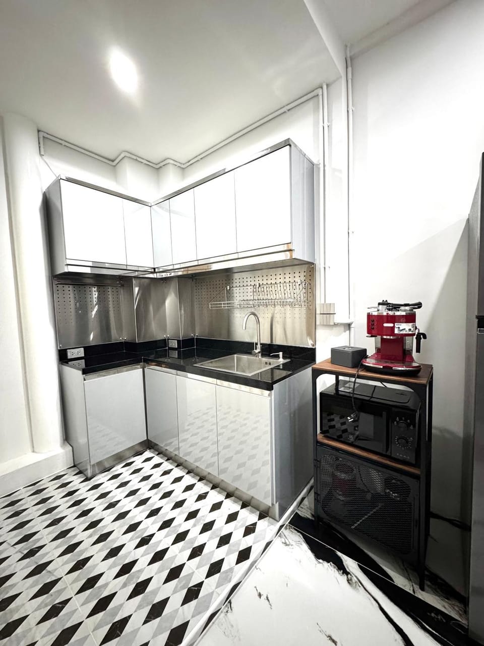 Kitchen or kitchenette, minibar