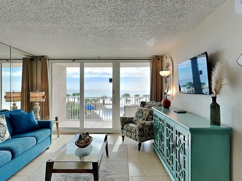 TV and multimedia, View (from property/room), Balcony/Terrace, Living room, Seating area, Sea view, furniture