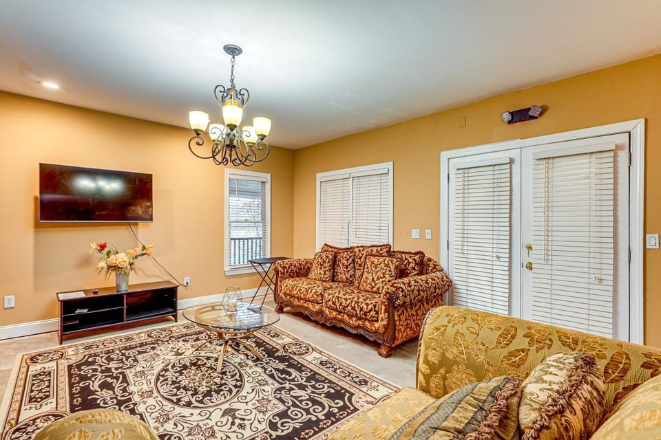 Tasteful Unit w/ Pool Table: 7 Mi to Lake Altoona! Apartment in Woodstock
