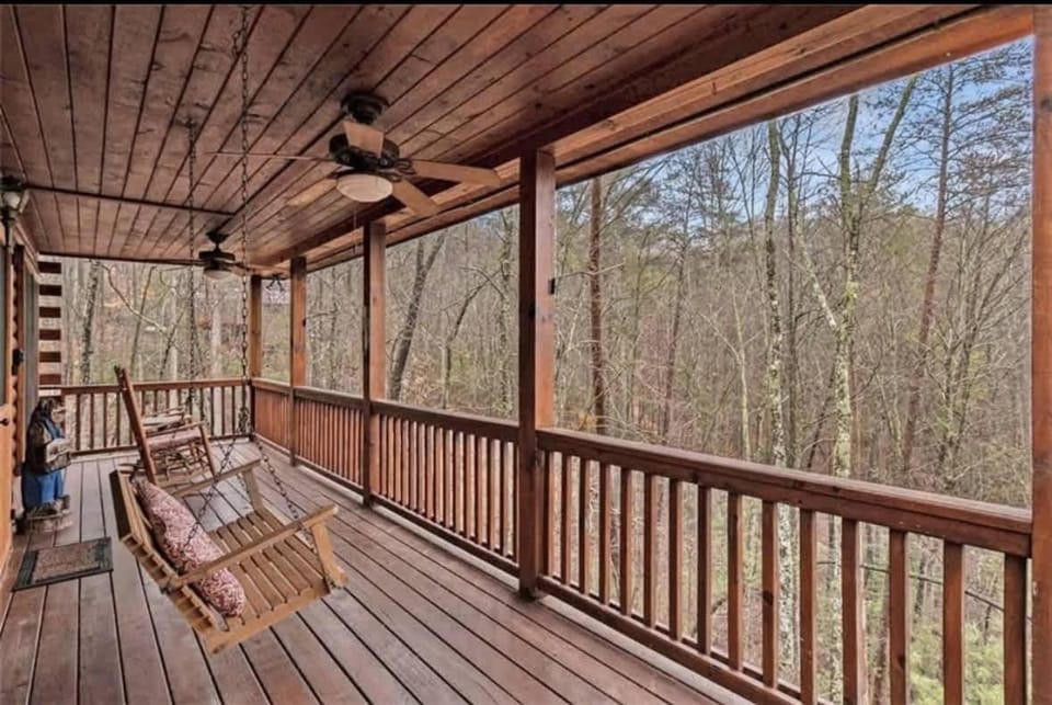 Pet-Friendly Mountain Heaven - Hot Tub and Fire Pit House in Georgia