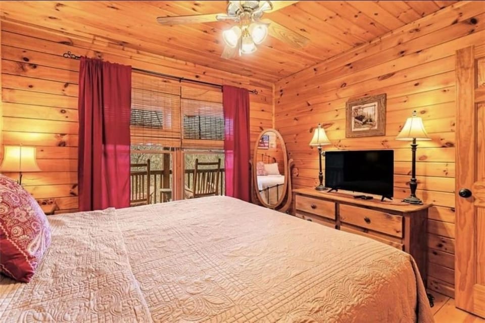 Pet-Friendly Mountain Heaven - Hot Tub and Fire Pit House in Georgia