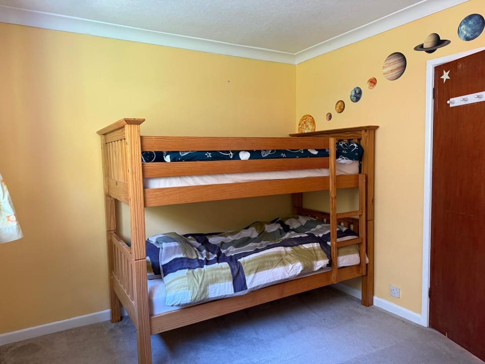 Bedroom, bunk bed