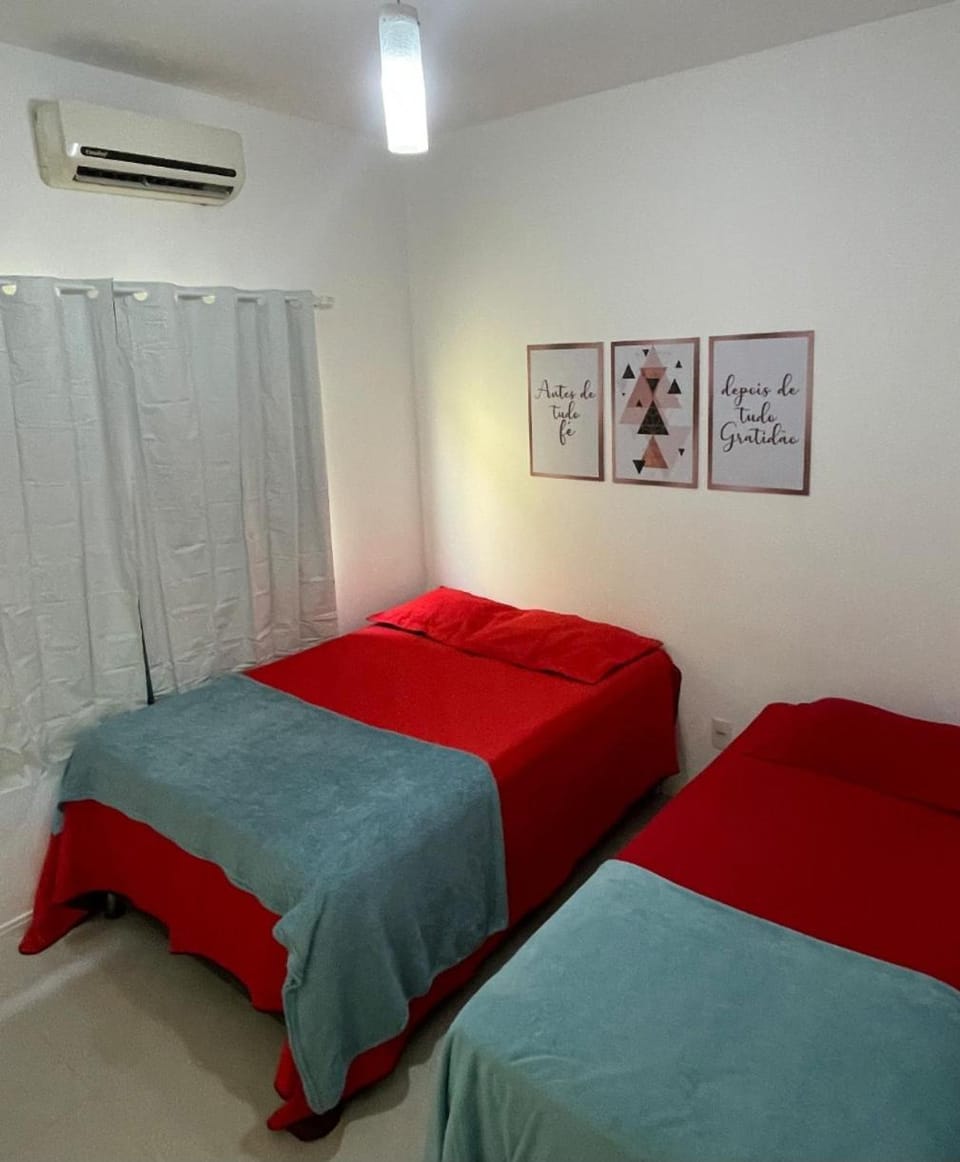 Casa 2 km da praia Aracagy e 3,5 km praia da litoranea, 4 quartos, piscina ,recebe 15 pessoas,prox av dos holandeses House in São Luís