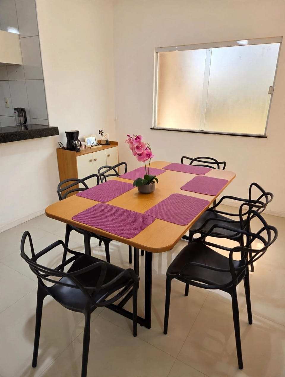 Casa 2 km da praia Aracagy e 3,5 km praia da litoranea, 4 quartos, piscina ,recebe 15 pessoas,prox av dos holandeses House in São Luís